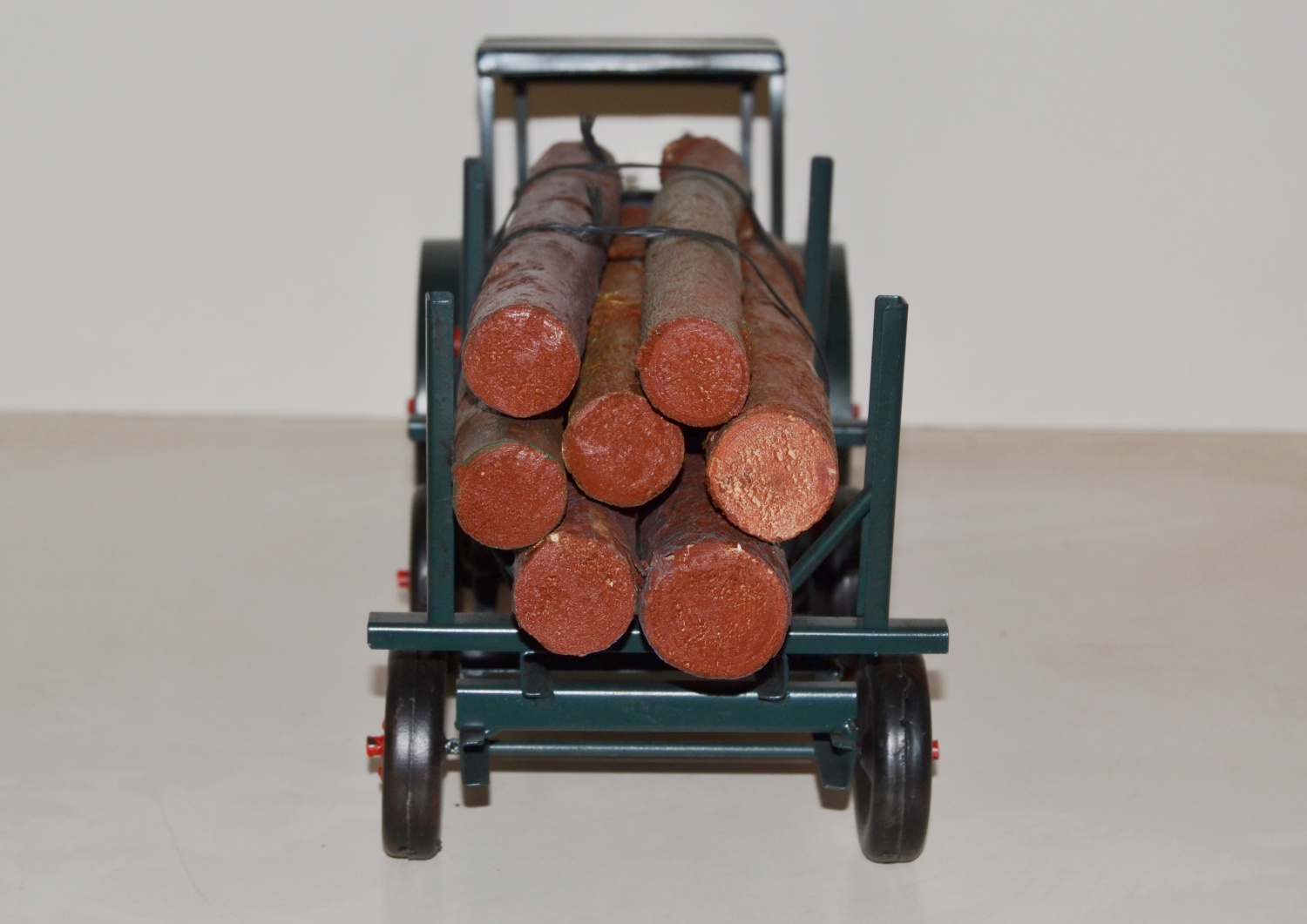 Blechtraktor Nostalgie Modellauto Oldtimer Marke Hanomag mit Holzanhänger Traktor Modell R40 L 63 cm