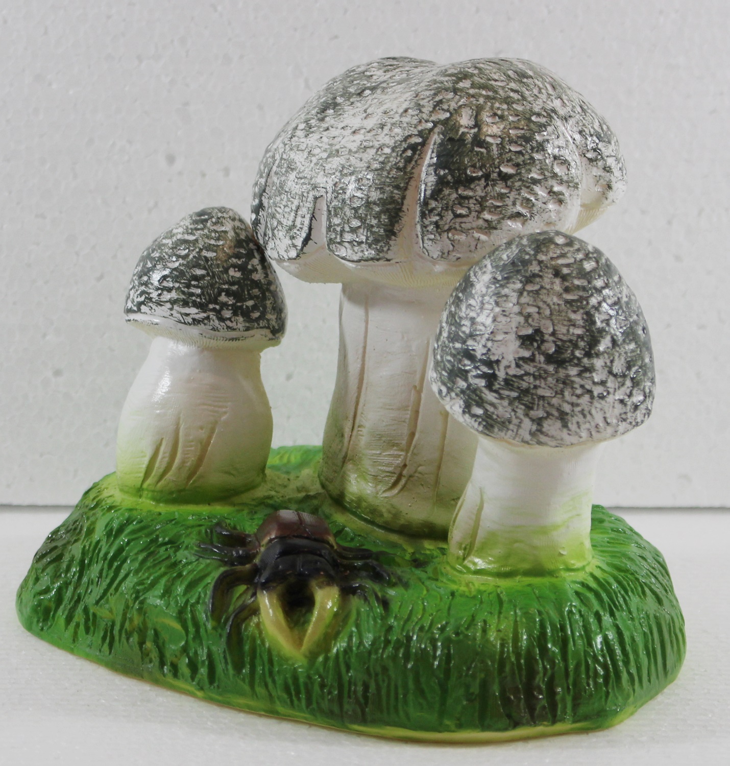 Deko Garten Figur Dekofigur Gartenfigur drei Pilze mit Hirschkäfer aus Kunststoff Höhe 15 cm