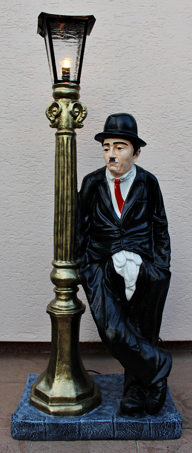 Dekorationsfigur Komiker Schauspieler Charlie Chaplin stehend an elektr. Laterne Deko Figur H 125cm