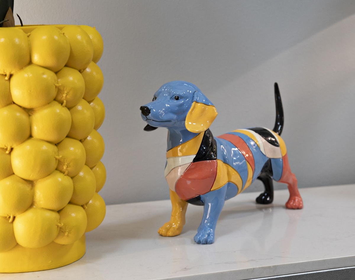 Dekofigur Hund Dackel stehend Skulptur Teckel groß mit abstraktem kubistischem Fellmotiv L 32,5 cm