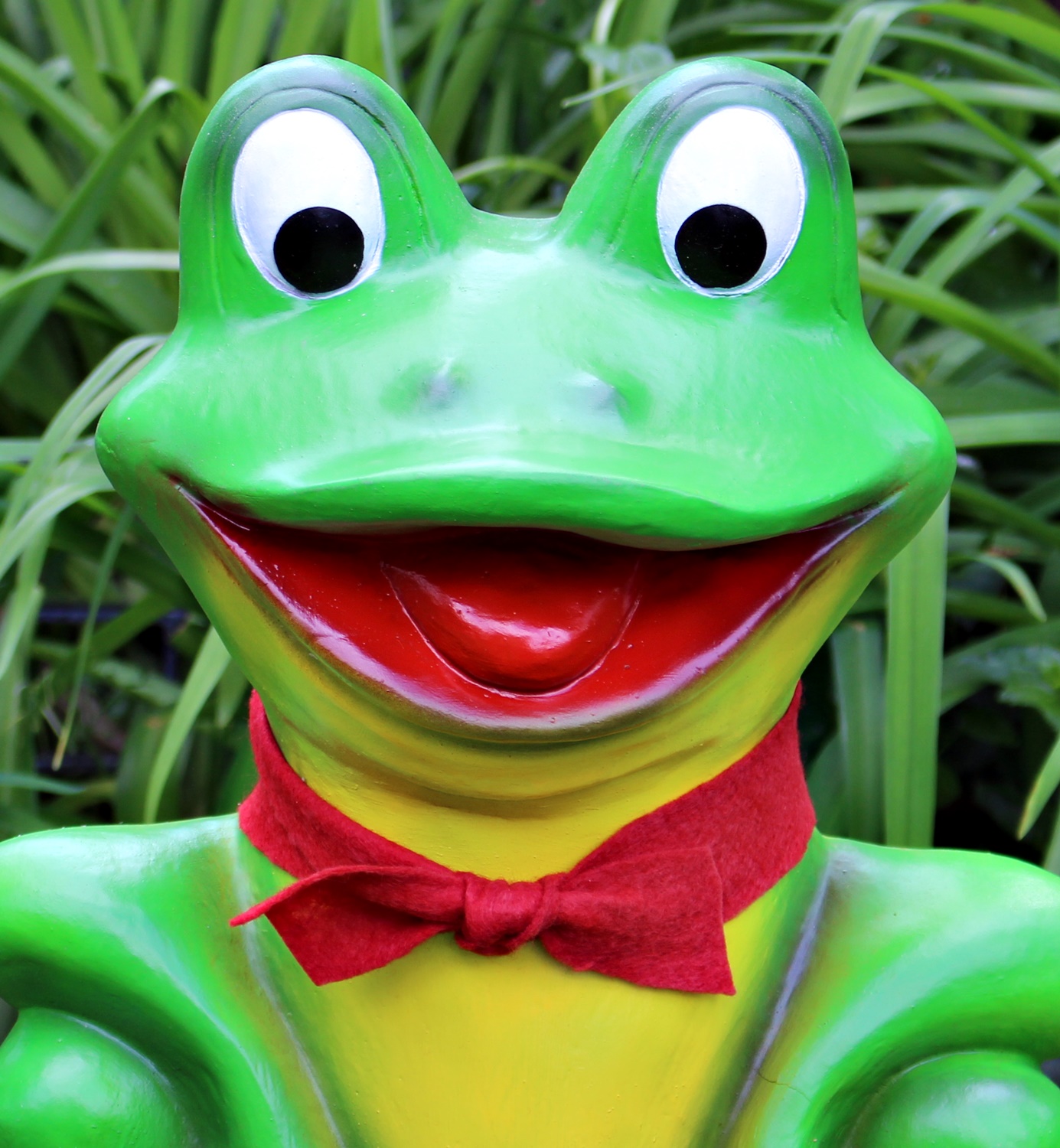 Deko Garten Figur Dekofigur Gartenfigur Tierfigur lustiger Frosch mit Fliege aus Kunststoff H 51 cm