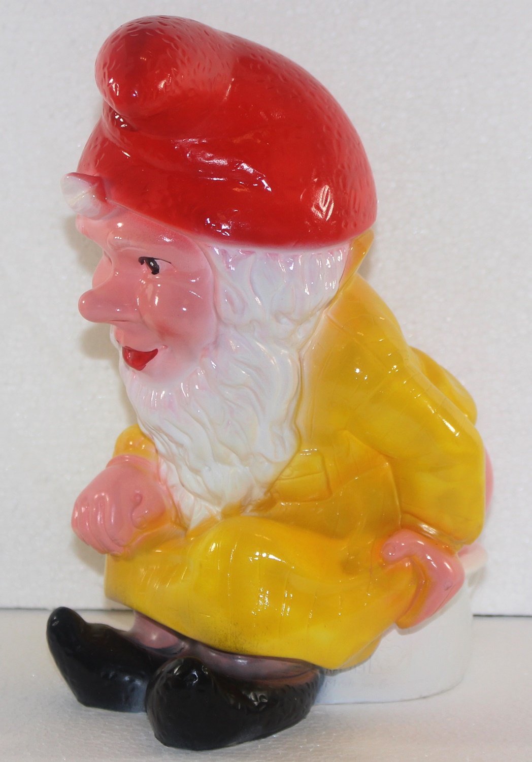 Gartenzwerg auf Nachttopf Figur sitzend Zwerg auf Töpfchen H 27 cm Gartenfigur aus Kunststoff