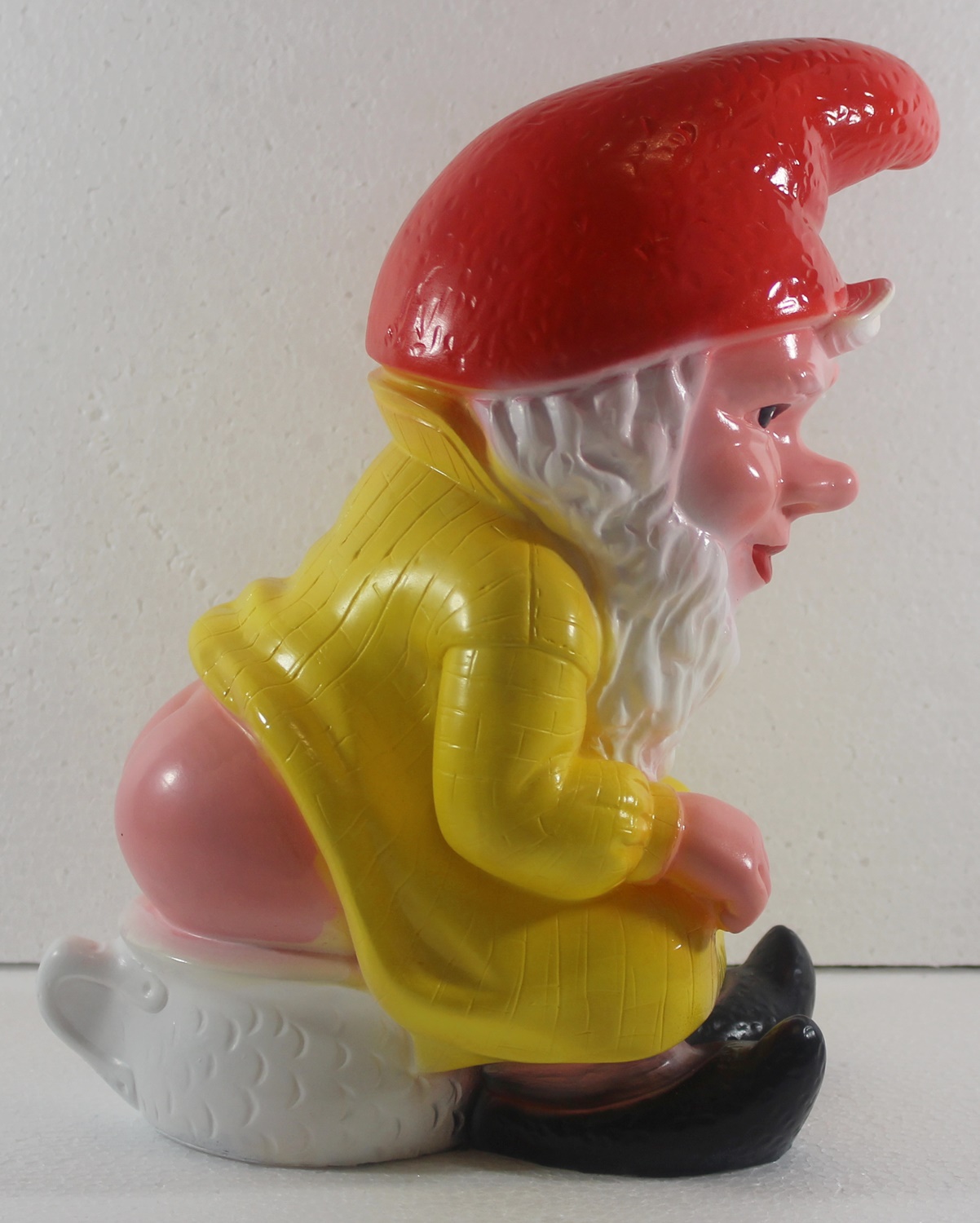 Gartenzwerg auf Nachttopf Figur sitzend Zwerg auf Töpfchen H 27 cm Gartenfigur aus Kunststoff