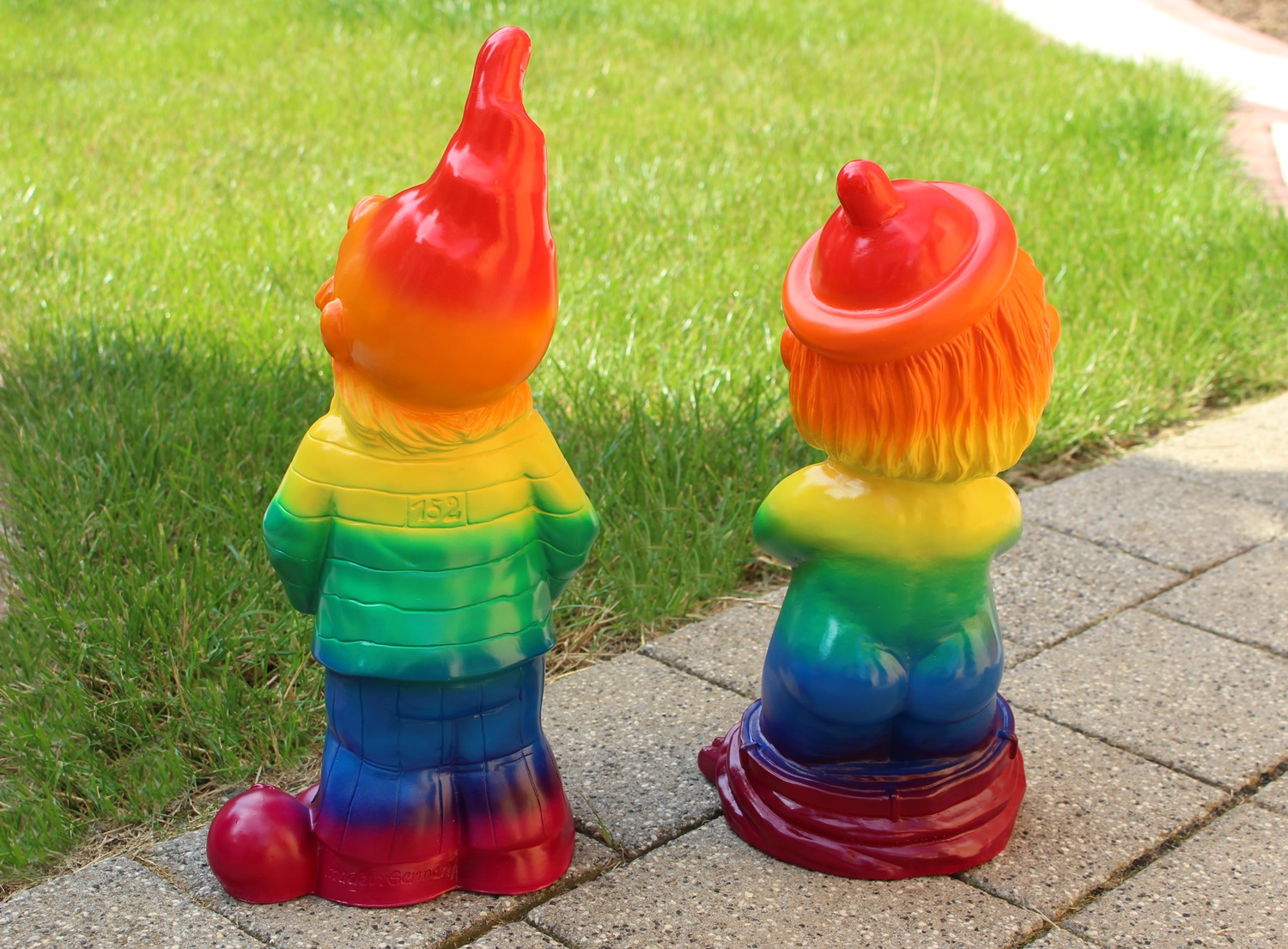 Set: 2-er Satz Gartenzwerge Zwerg Mittelfinger Bewegungsmelder u. Sträfling Regenbogen Pride