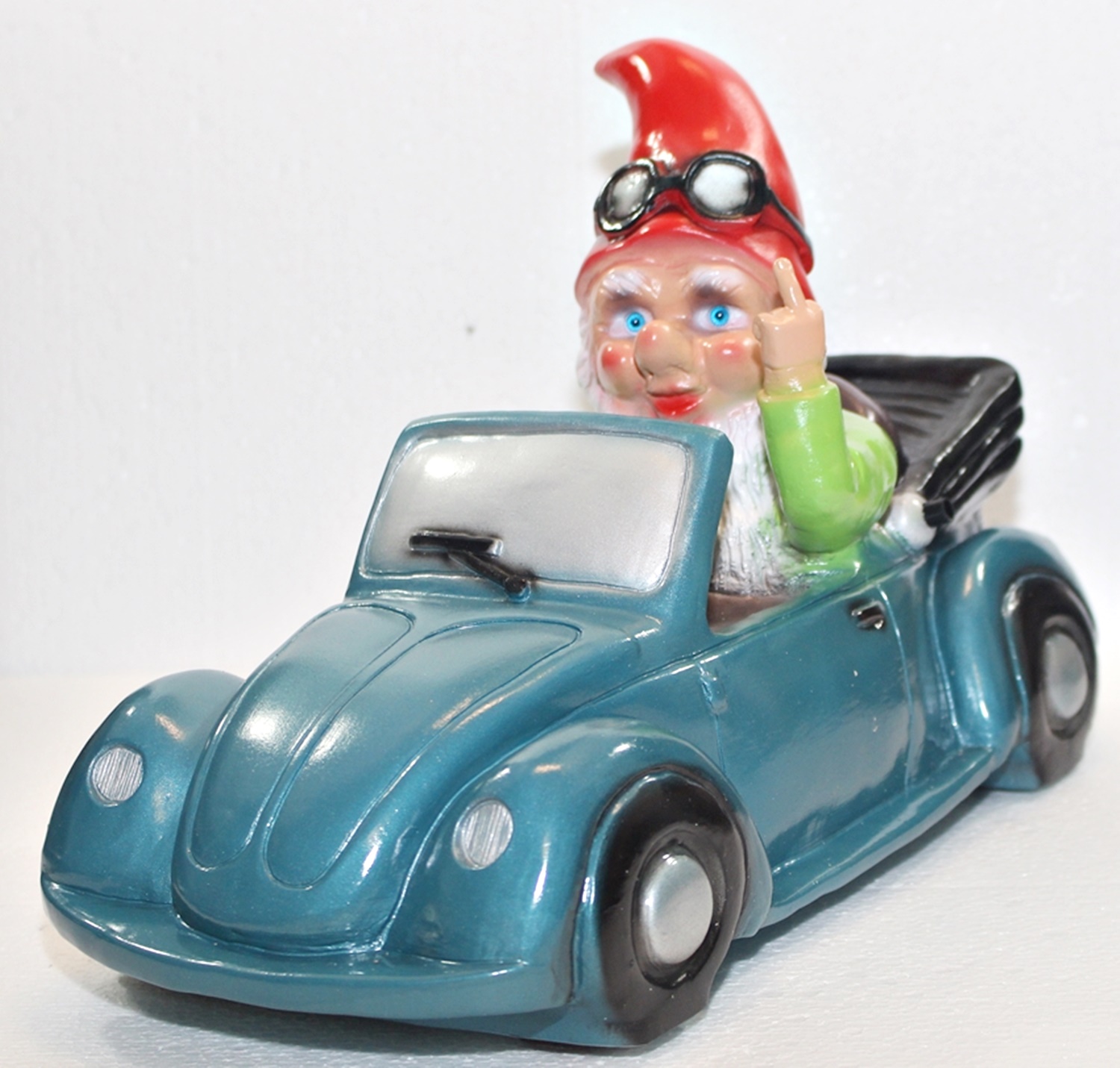 Gartenzwerg Verkehrsrowdy im Auto sitzend Stinkefigner H 23 cm  Scherz Bewegungsmelder Pfeifen