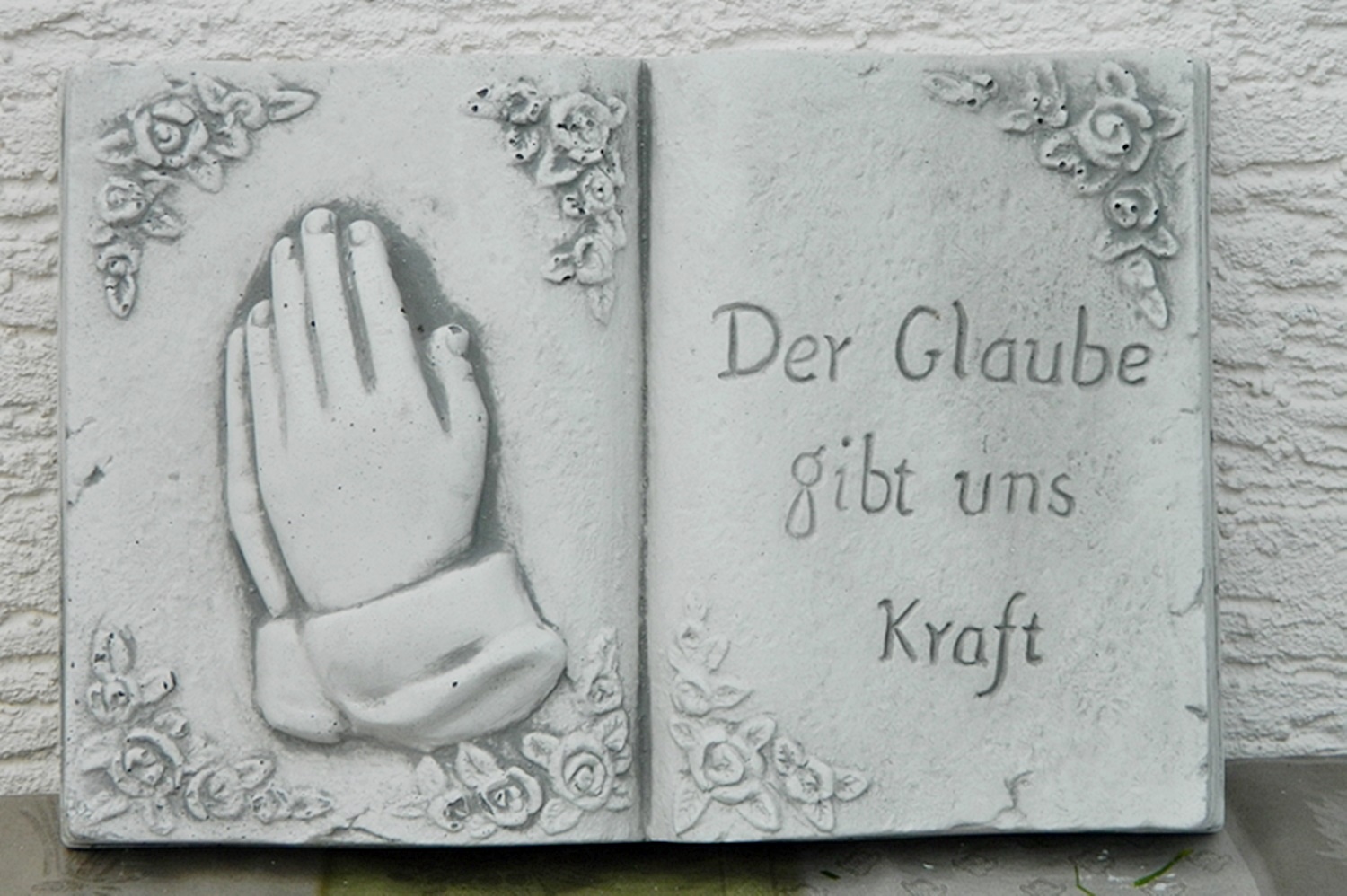 Beton Figur Buch mit Aufschrift  Der Glaube gibt uns Kraft " Länge 30 cm Grabdekoration"