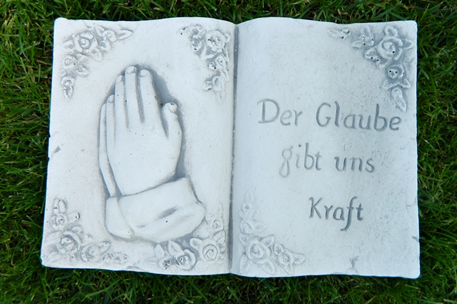 Beton Figur Buch mit Aufschrift  Der Glaube gibt uns Kraft " Länge 30 cm Grabdekoration"