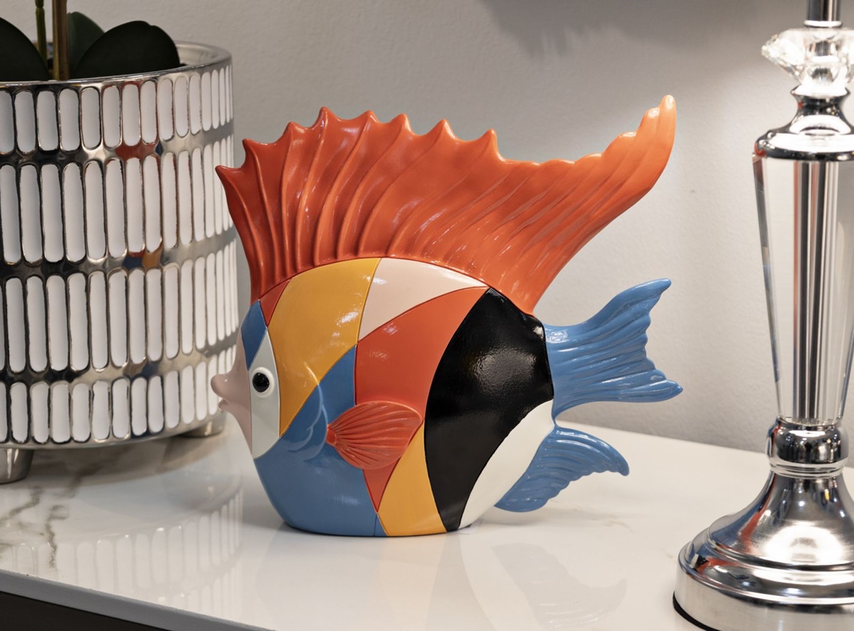 Dekofigur Fischfigur abstrakter schwimmender bunter Fisch Skulptur mit kubistischem Motiv H 25 cm