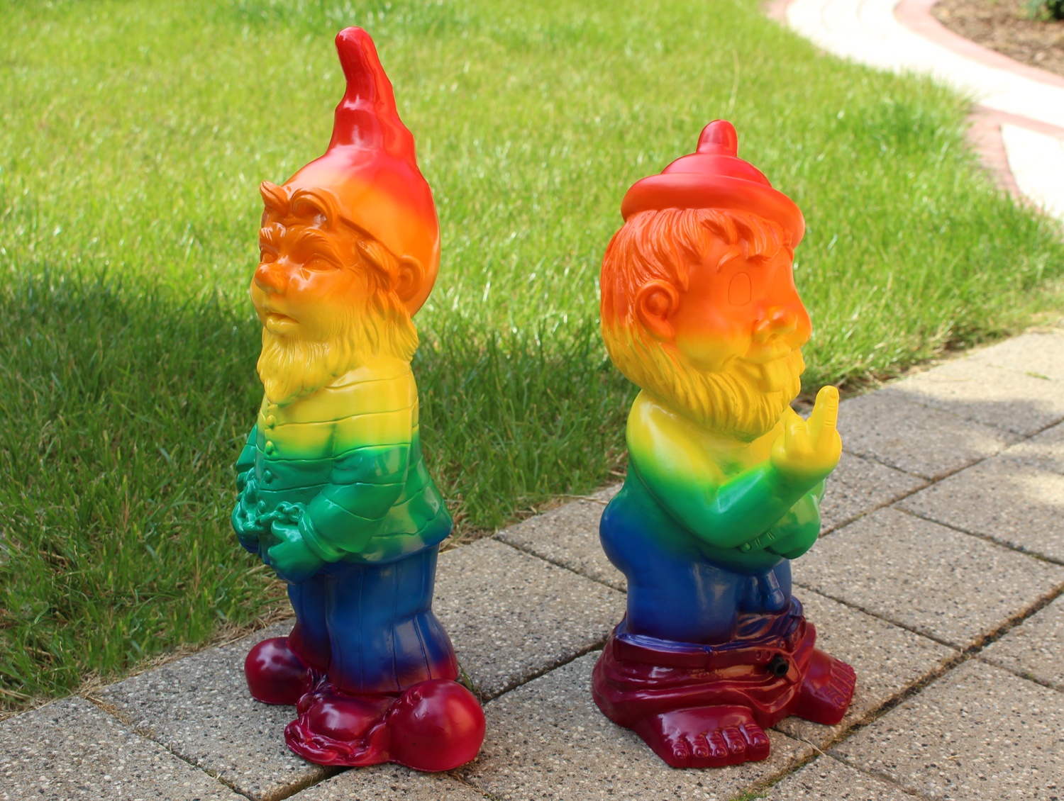 Set: 2-er Satz Gartenzwerge Zwerg Mittelfinger Bewegungsmelder u. Sträfling Regenbogen Pride
