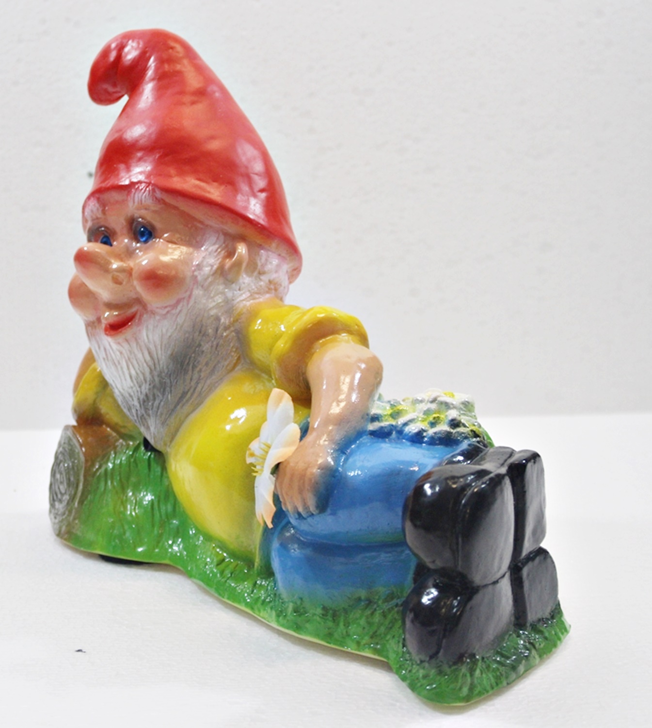 Gartenzwerg liegend mit Blume H 21 cm  Bewegungsmelder Pfiff Pfeifen Figur Zwerg aus Kunststoff