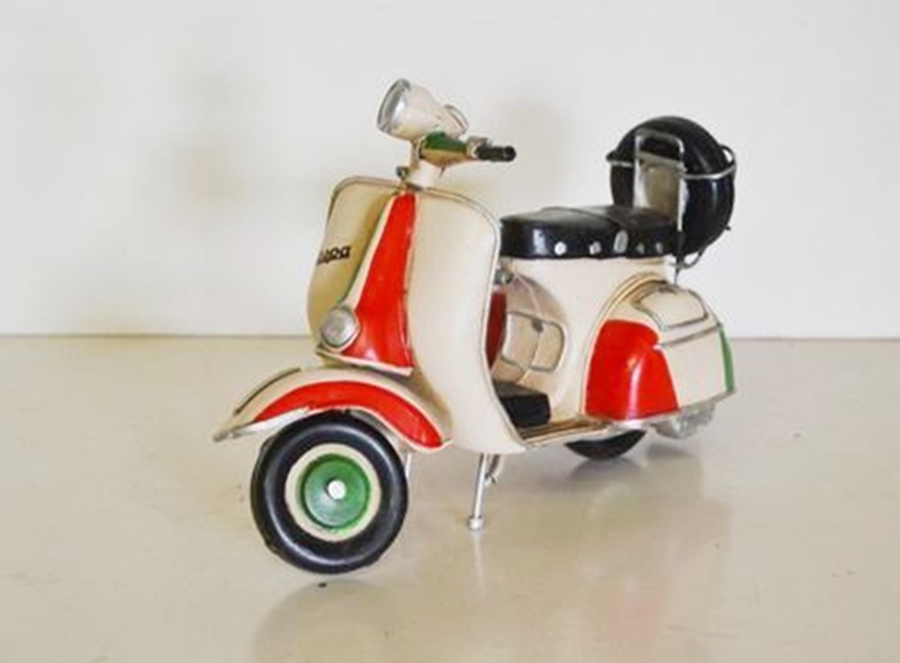 Blechmodell Roller Nostalgie Oldtimer Marke Vespa Motorroller mit Motiv der Italien-Flagge L 22 cm