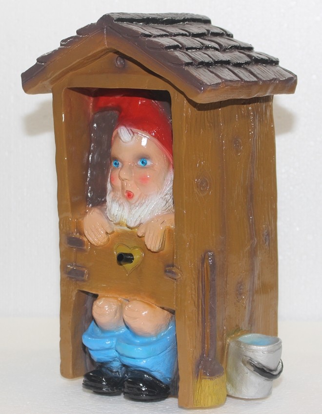 Gartenzwerg im WC-Häuschen sitzend H 29 cm Zwerg Deko Spaß Bewegungsmelder Pfeifen