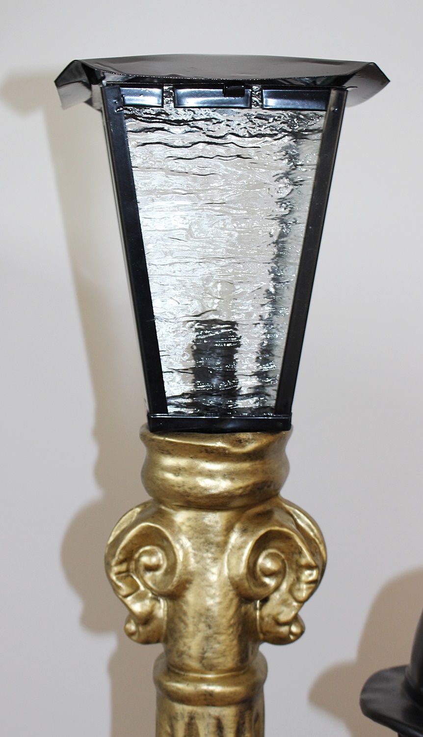 Dekorationsfigur Komiker Schauspieler Charlie Chaplin stehend an elektr. Laterne Deko Figur H 125cm