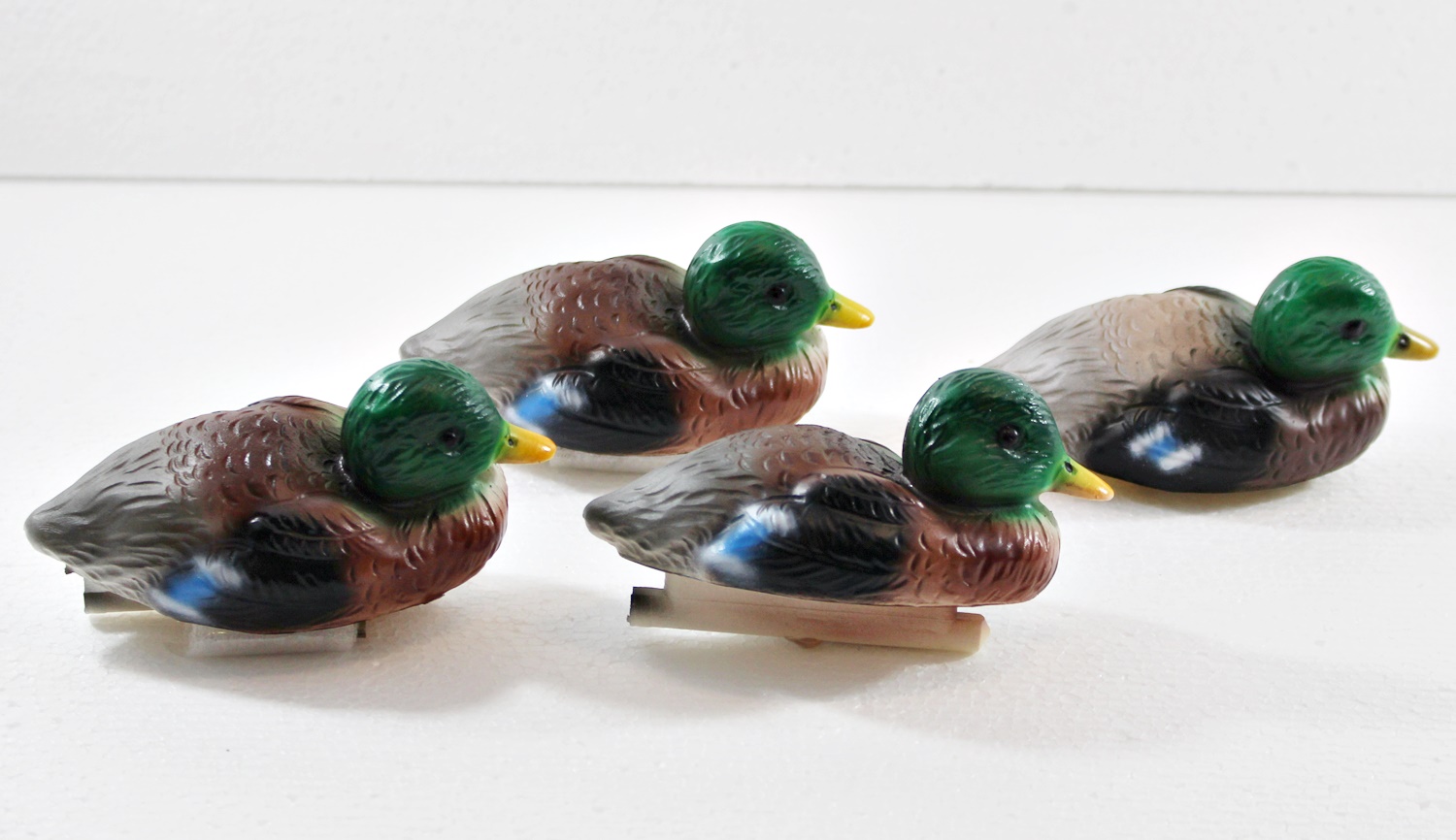Deko Garten Figur Dekofigur Gartenfigur Teichfigur vier Schwimmente Entlein aus Kunststoff Höhe 7 cm