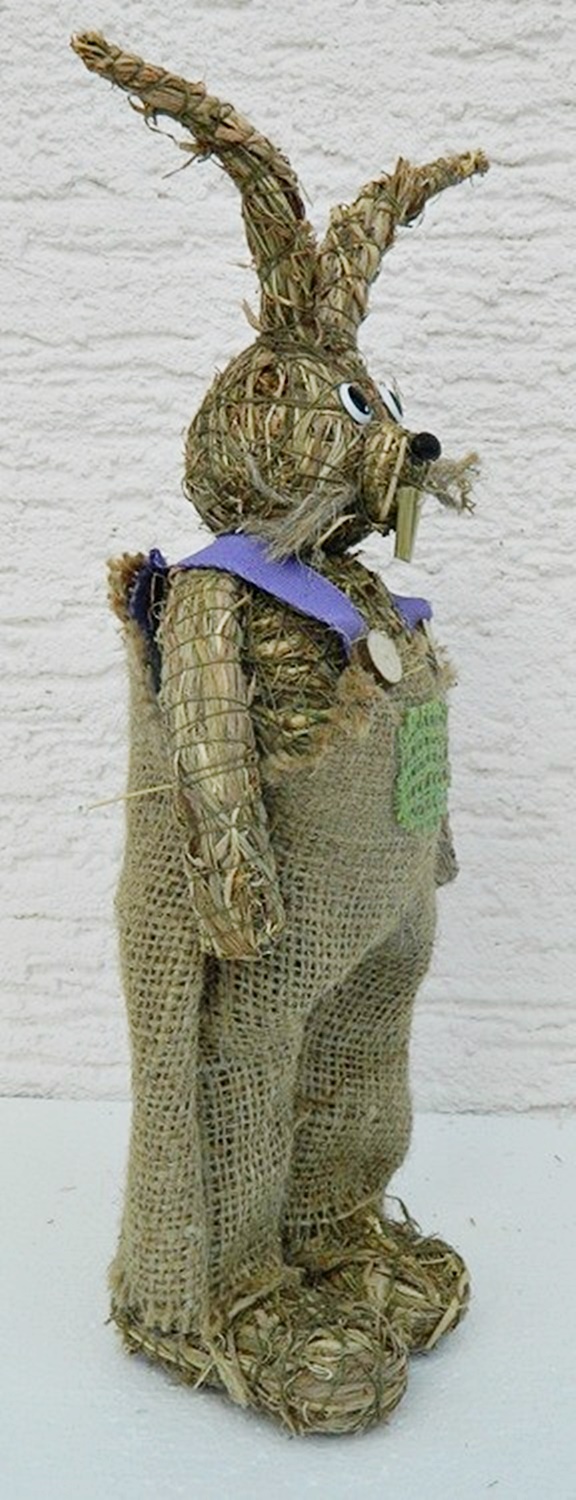 Deko Figur Hase H 28 cm stehend mit Latzhose Heufigur Osterdeko aus Naturmaterial Heu zum Basteln