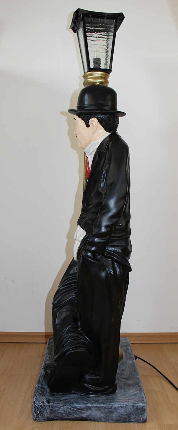 Dekorationsfigur Komiker Schauspieler Charlie Chaplin stehend an elektr. Laterne Deko Figur H 125cm