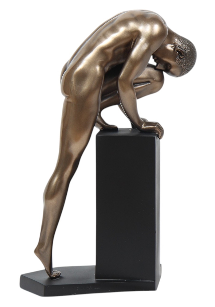 Moderne Skulptur junger Mann Akt stehend auf Sockel H 22 cm Dekofigur Body Talk in Bronze-Optik