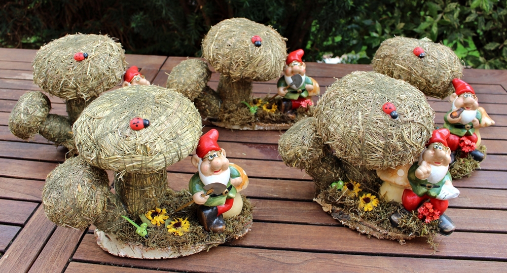 Deko Heu Figur Zwerg und Pilz auf Birkenscheibe dekoriert aus Naturmaterial Heudeko Basteln