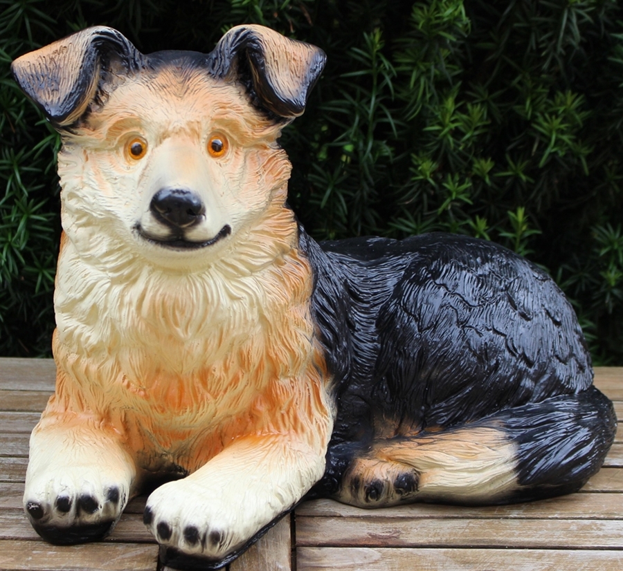 Dekorationsfigur Hund  Welpe Border Collie liegend H 32 cm Dekofigur Gartenfigur Hundedeko Kunstharz