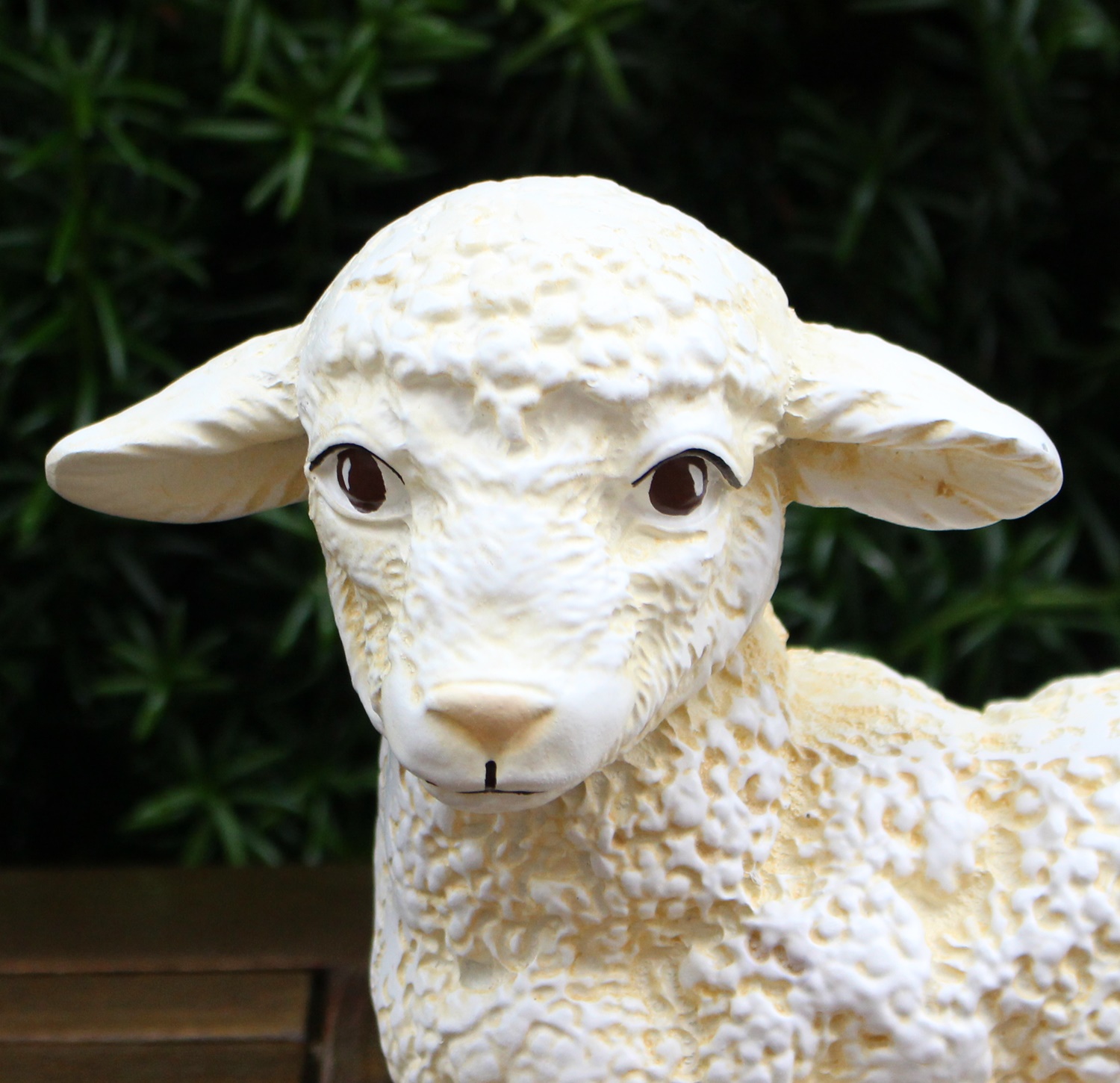 Deko Figur Lamm liegend Kopf gerade H 18 cm Lämmchen Gartenfigur aus Kunstharz