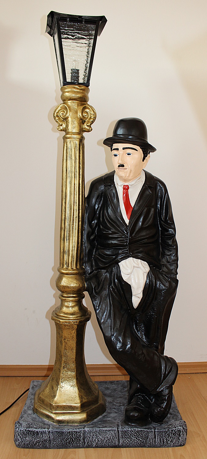 Dekorationsfigur Komiker Schauspieler Charlie Chaplin stehend an elektr. Laterne Deko Figur H 125cm
