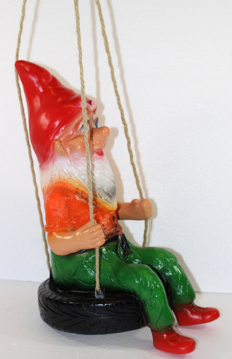 Gartenzwerg Deko Garten Figur Zwerg sitzend auf Reifenschaukel (3 Seile) aus Kunststoff H 38 cm