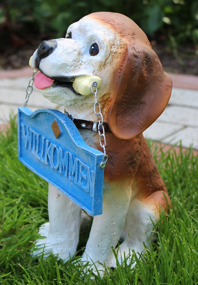 Dekofigur Hund mit "Wilkommen" Schild Deko Figur H 30 cm aus Kunstharz Tierfigur Garten Figur