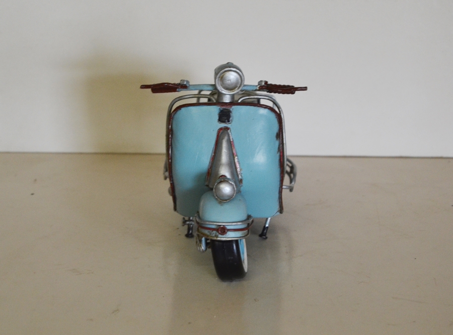 Blechmodell Roller Nostalgie Oldtimer Marke Vespa hellblau Motorroller aus Blech L 23 cm