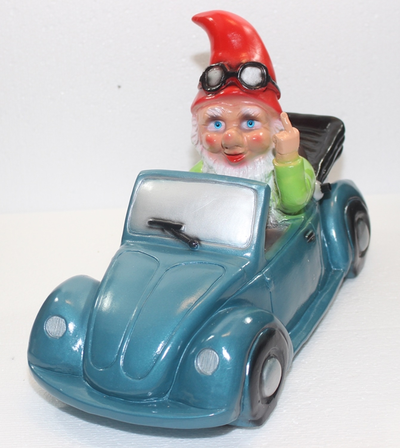 Gartenzwerg Verkehrsrowdy im Auto sitzend Stinkefigner H 23 cm  Scherz Bewegungsmelder Pfeifen