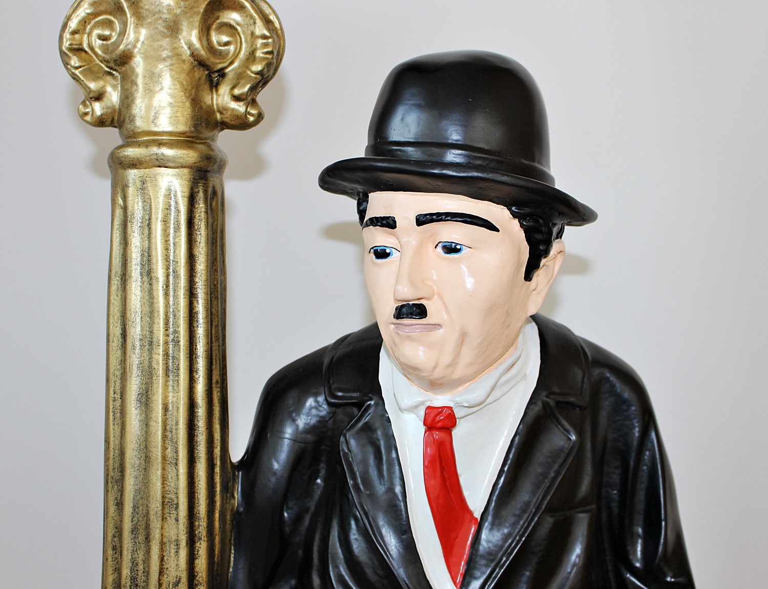 Dekorationsfigur Komiker Schauspieler Charlie Chaplin stehend an elektr. Laterne Deko Figur H 125cm