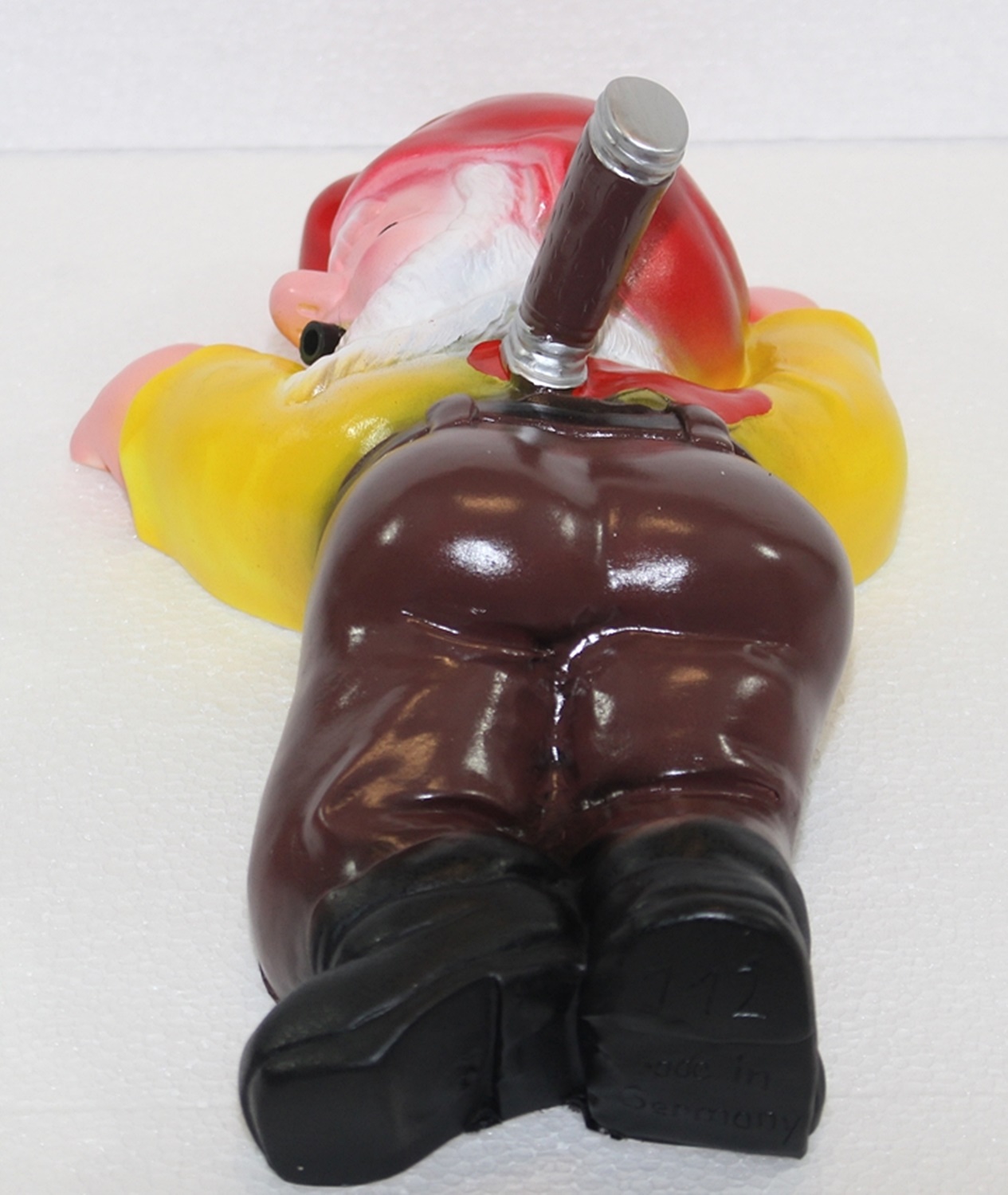 Gartenzwerg mit Messer im Rücken mit Bewegungsmelder pfeifen Figur Zwerg H 12 cm aus Kunststoff