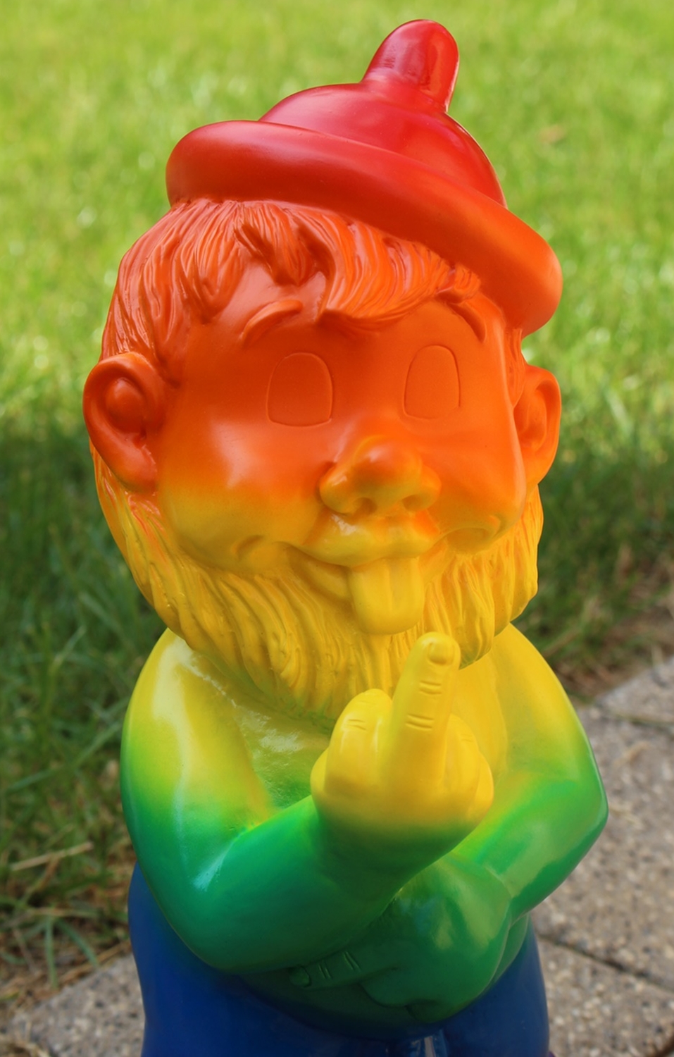 Gartenzwerg Gartenfigur Deko Zwerg Mittelfinger Bewegungsmelder "Pfiff" Regenbogen Pride H 31 cm