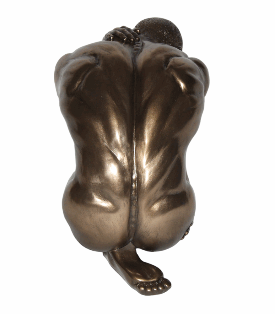 Deko Figur Body Talk Kollektion Nackter Mann kniend H 15 cm Bodybuilder Arme umschlungen Skulptur