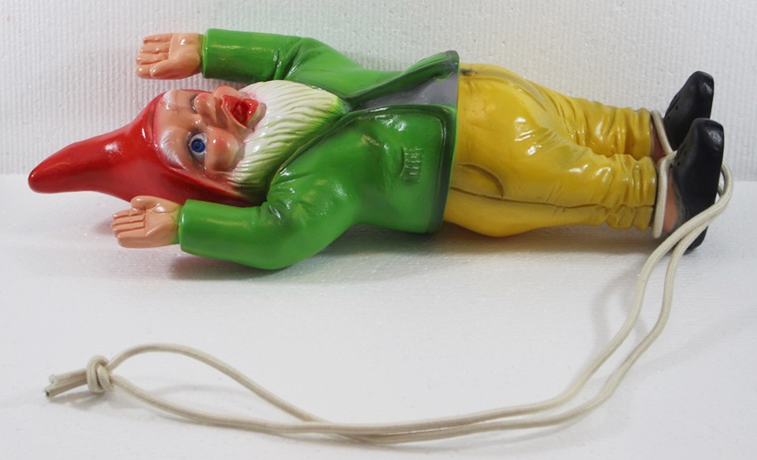 Gartenzwerg Deko Garten Figur Zwerg Bungee Springer am Seil hängend H 41 cm ohne Seil aus Kunststoff