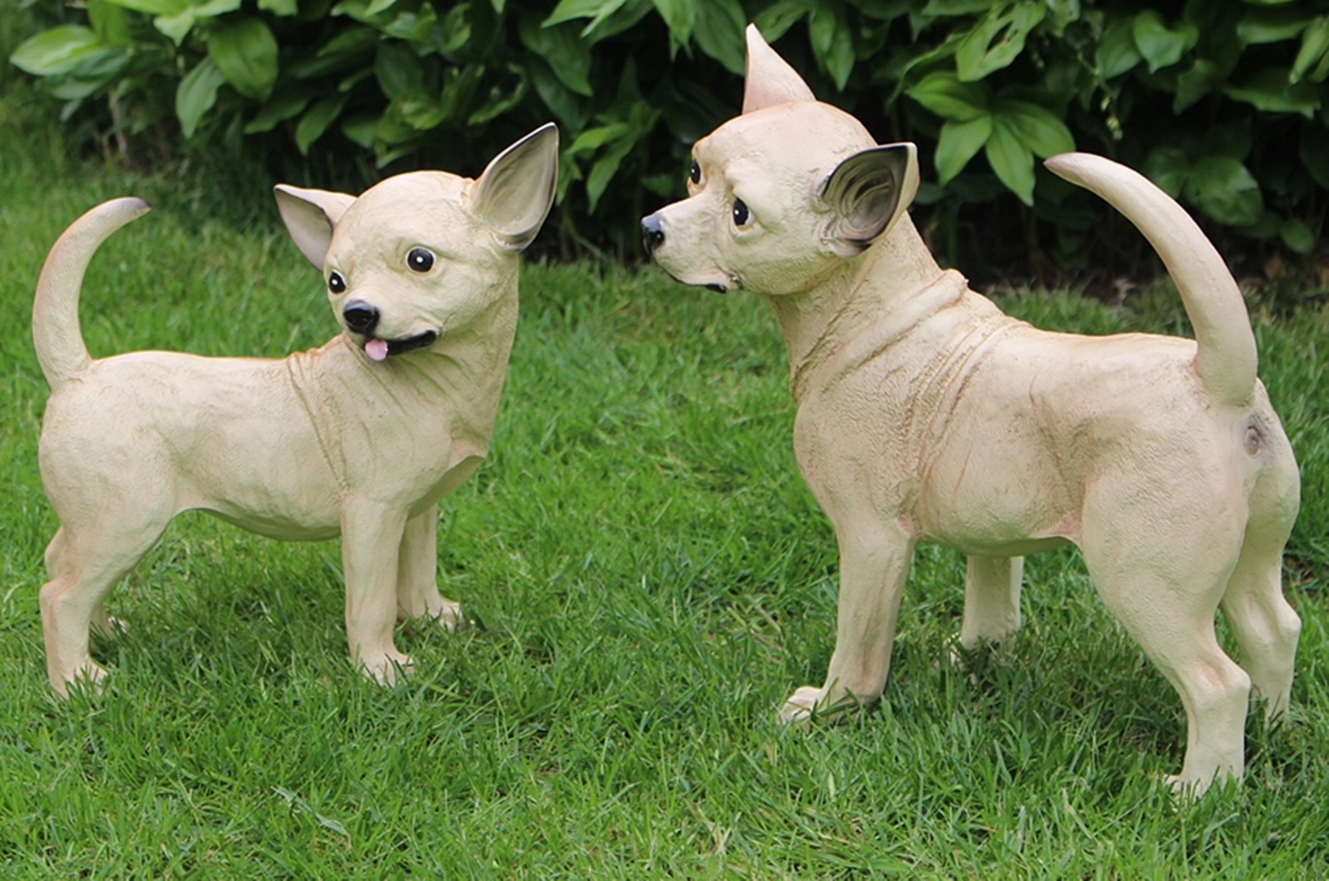 Dekorationsfigur Hund Chihuahua als Satz 2 Stück Höhe 34/29 cm Deko Figur aus Kunstharz