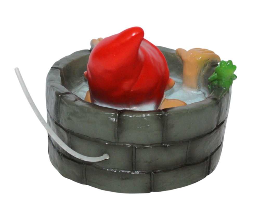 Gartenzwerg im Brunnen sitzend lustige Dekofigur Zwerg Teich-Wasserspeier aus Kunststoff, Höhe 25 cm