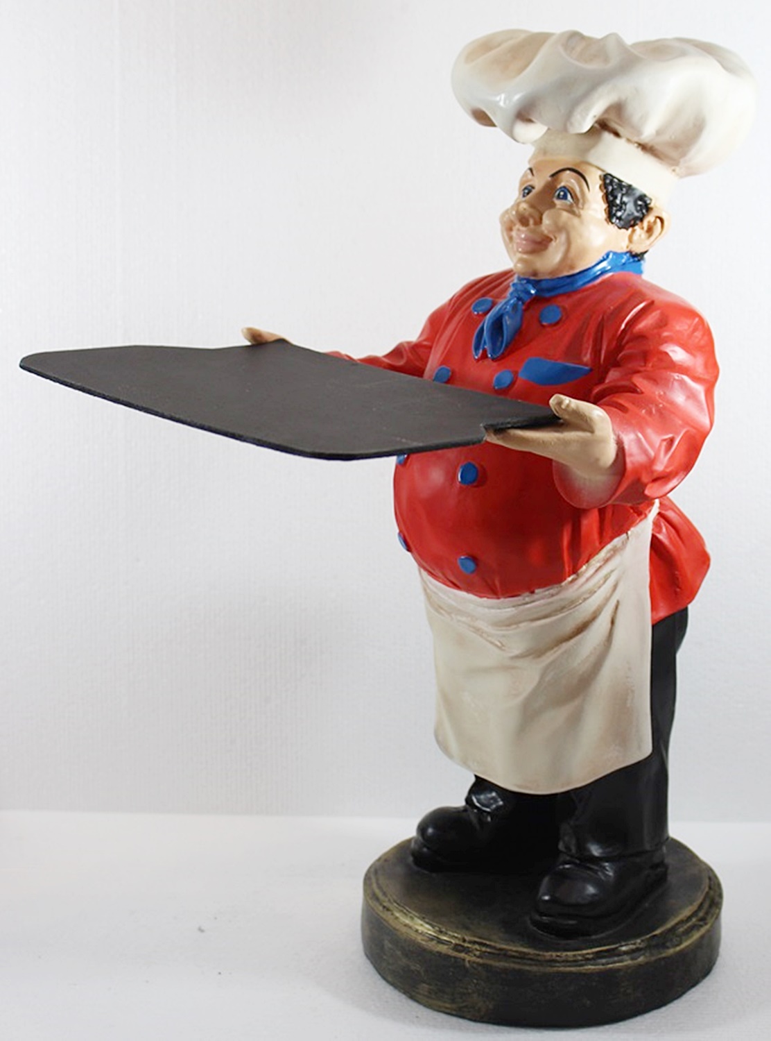 Deko Figur Koch rotes Hemd mit Tablett Kochfigur H 48 cm Gastrofigur stehend aus Kunstharz