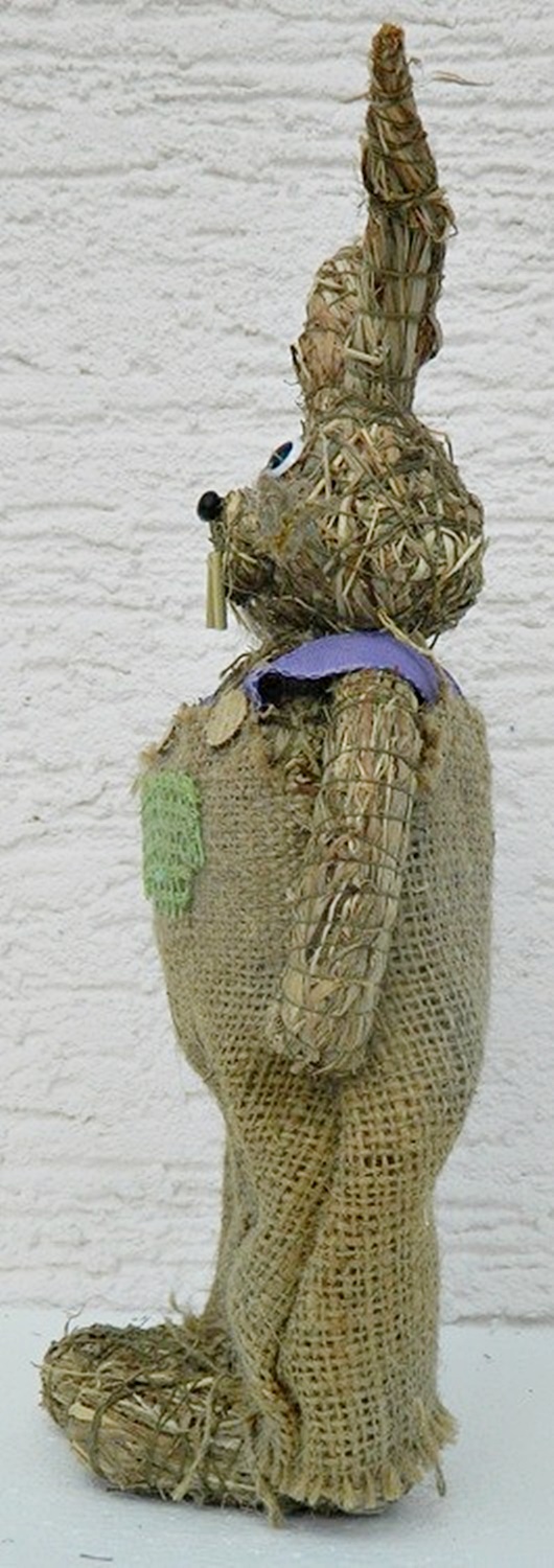 Deko Figur Hase H 28 cm stehend mit Latzhose Heufigur Osterdeko aus Naturmaterial Heu zum Basteln