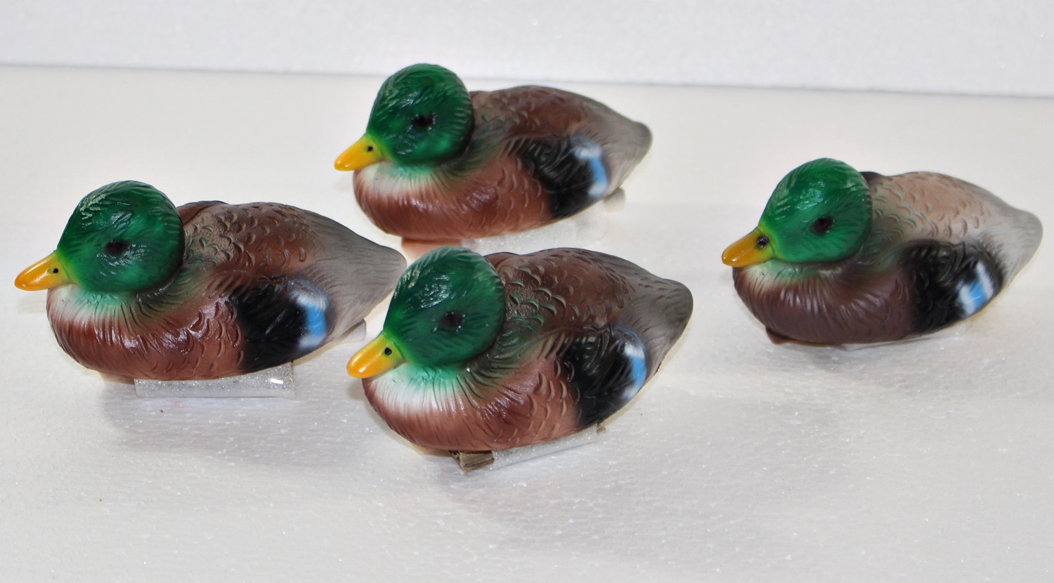 Deko Garten Figur Dekofigur Gartenfigur Teichfigur vier Schwimmente Entlein aus Kunststoff Höhe 7 cm