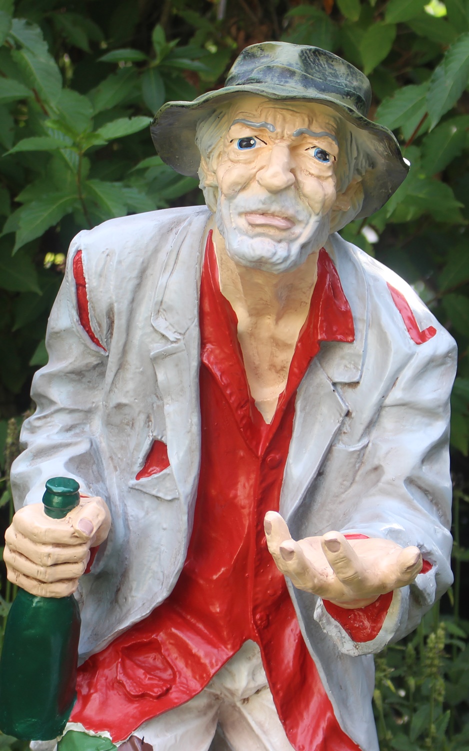 Dekofigur Bettler groß stehend mit Flasche in Hand und Hund am Fuß H 91 cm Gartenfigur aus Kunstharz