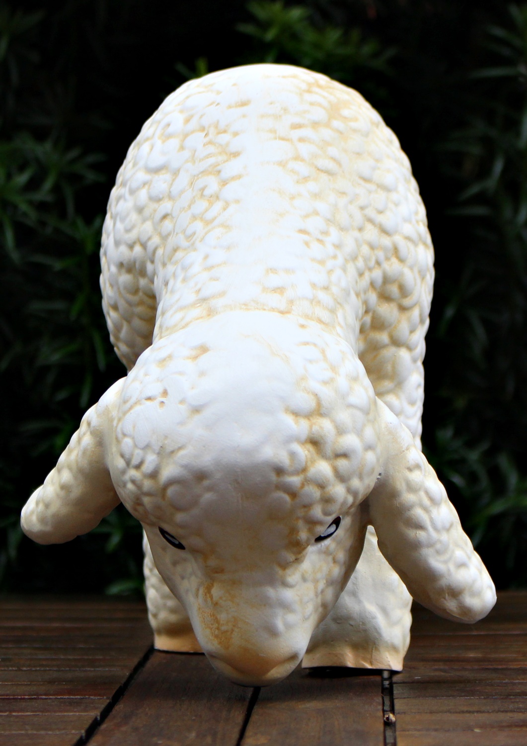 Deko Figur Lamm stehend Kopf nach unten H 20 cm Lämmchen Gartenfigur aus Kunstharz