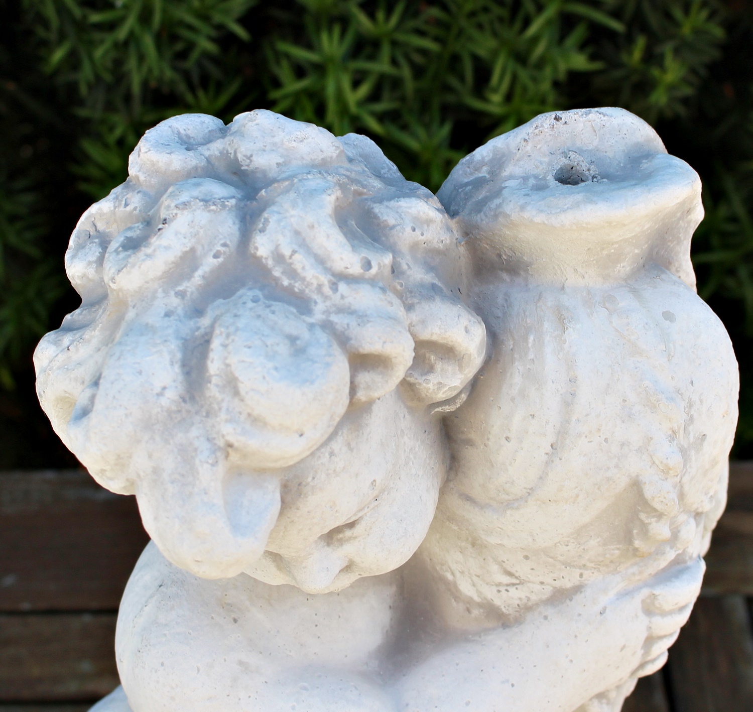 Beton Figur Statue Putte mit Fisch als Wasserspeier (ohne Schlauch) H 42 cm Dekofigur Gartenskulptur