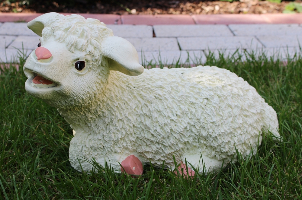 Dekorationsfigur Lämmchen Lamm liegend H 20 cm Gartenfigur aus Kunstharz