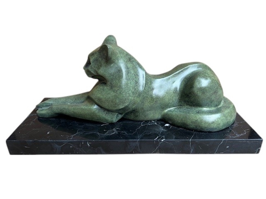Bronzefigur Bronzeskulptur Modern Liegende Katze grün Länge 35 cm Dekofigur Abstrakte Skulptur