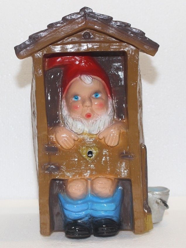 Gartenzwerg im WC-Häuschen sitzend H 29 cm Zwerg Deko Spaß Bewegungsmelder Pfeifen