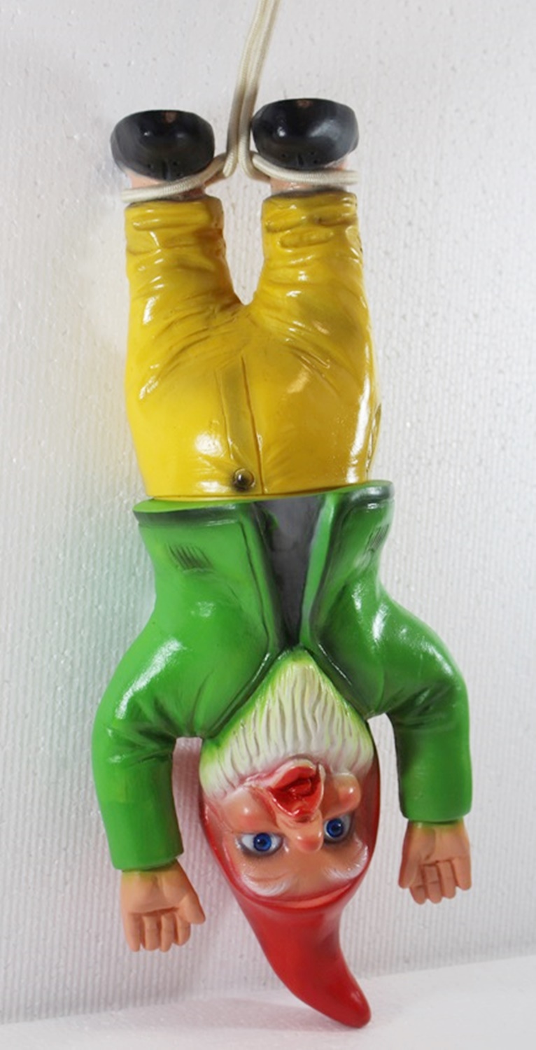 Gartenzwerg Deko Garten Figur Zwerg Bungee Springer am Seil hängend H 41 cm ohne Seil aus Kunststoff