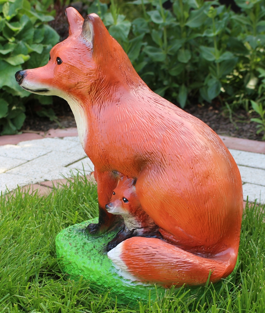 Dekorationsfigur Fuchs mit Kleinen Höhe 38 cm Gartenfigur aus Kunstharz
