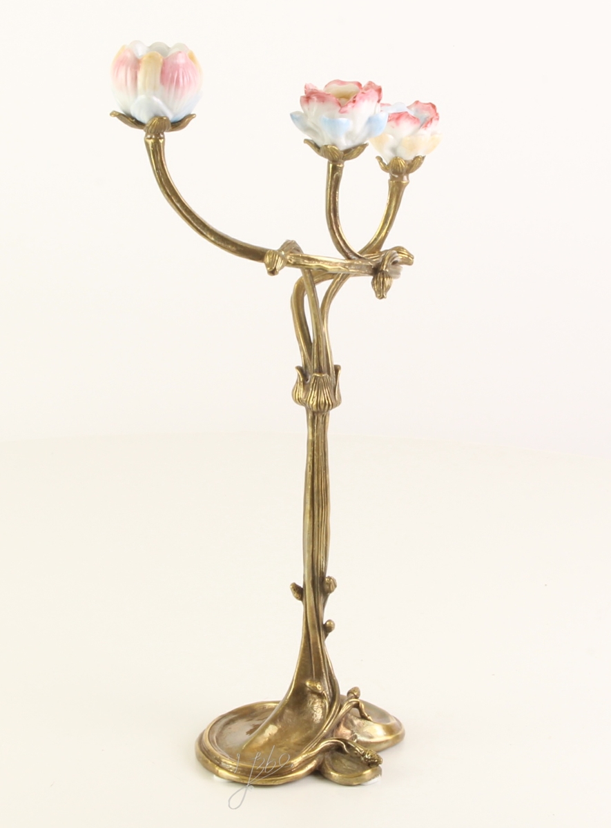 Bronzefigur Bronzeskulptur Bronze Vintage Kerzenständer mit Porzellan Blumen H 34 cm Kerzenhalter