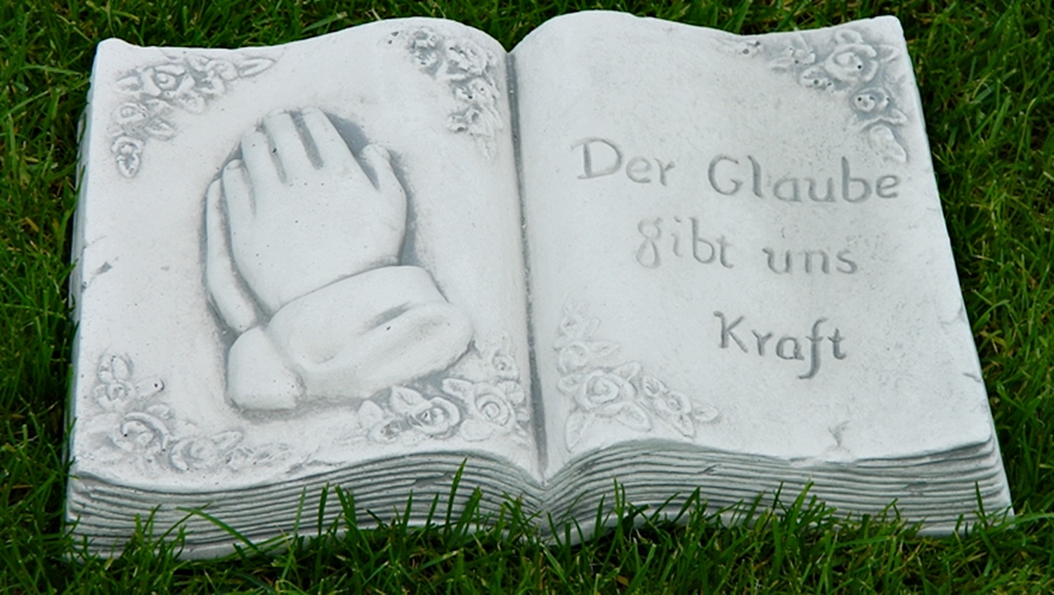 Beton Figur Buch mit Aufschrift  Der Glaube gibt uns Kraft " Länge 30 cm Grabdekoration"