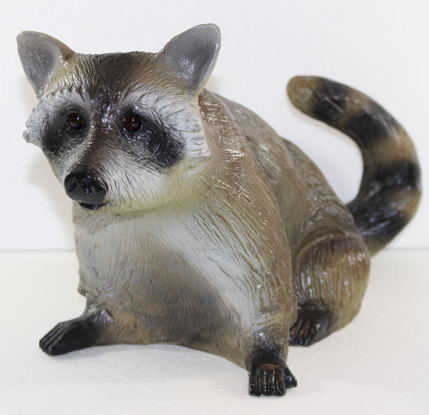 Deko Garten Figur Dekofigur Gartenfigur Tierfigur Waschbär sitzend aus Kunststoff Höhe 21 cm